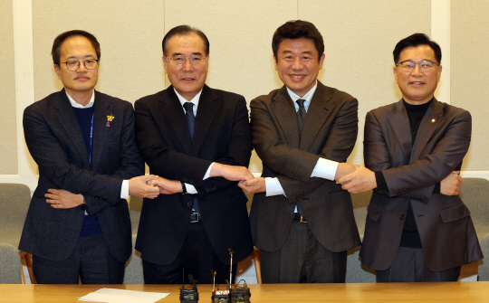 ]여야 정책위의장과 원내수석부대표가 6일 국회에서 만나고 있다.  왼쪽부터 박주민 더불어민주당 원내수석부대표, 이개호 정책위의장, 유의동 국민의힘 정책위의장, 이양수 원내수석부대표. <연합뉴스>